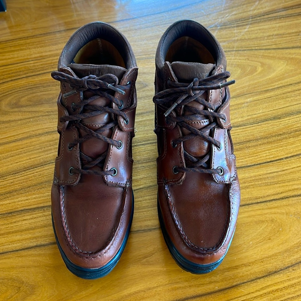 Timberland Leather Boots. Barely worn. Size 8M. Fashionable rugged